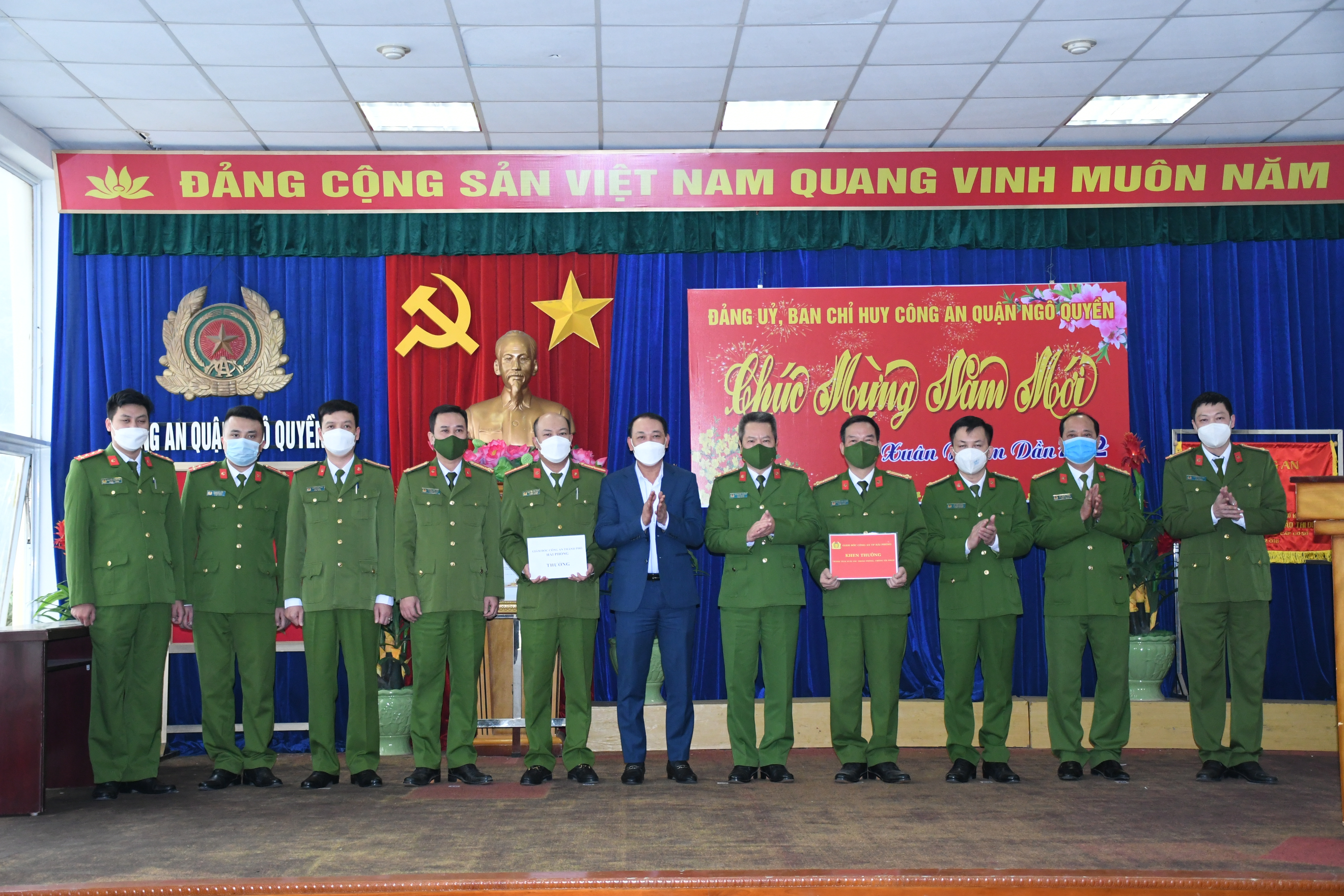 Khen thưởng Công an quận Ngô Quyền